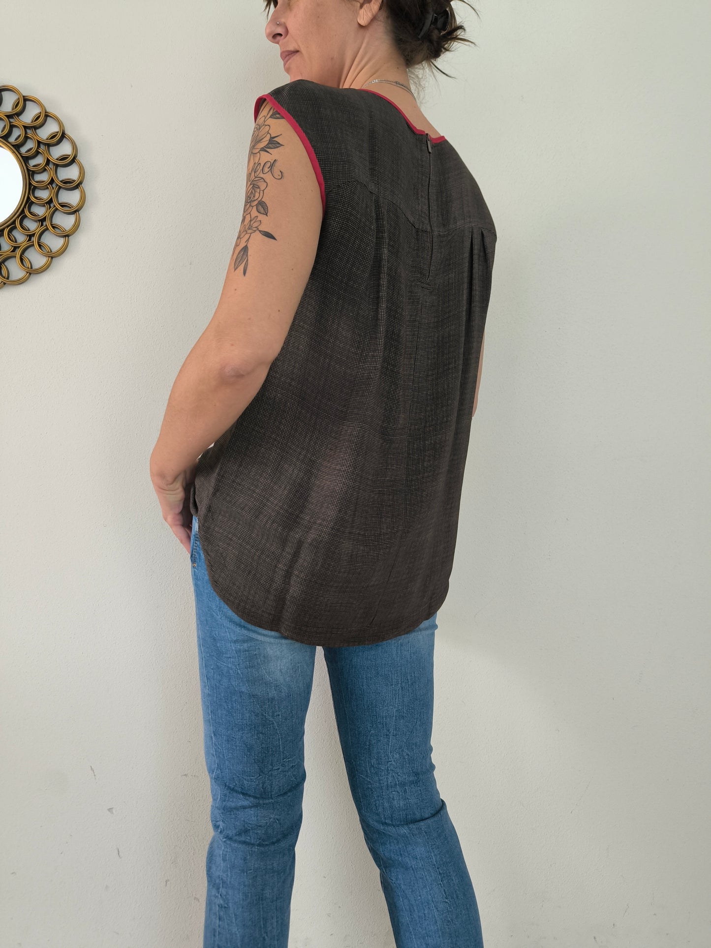 Blusa Manila Grace marrone con fantasia rossa centrale One size