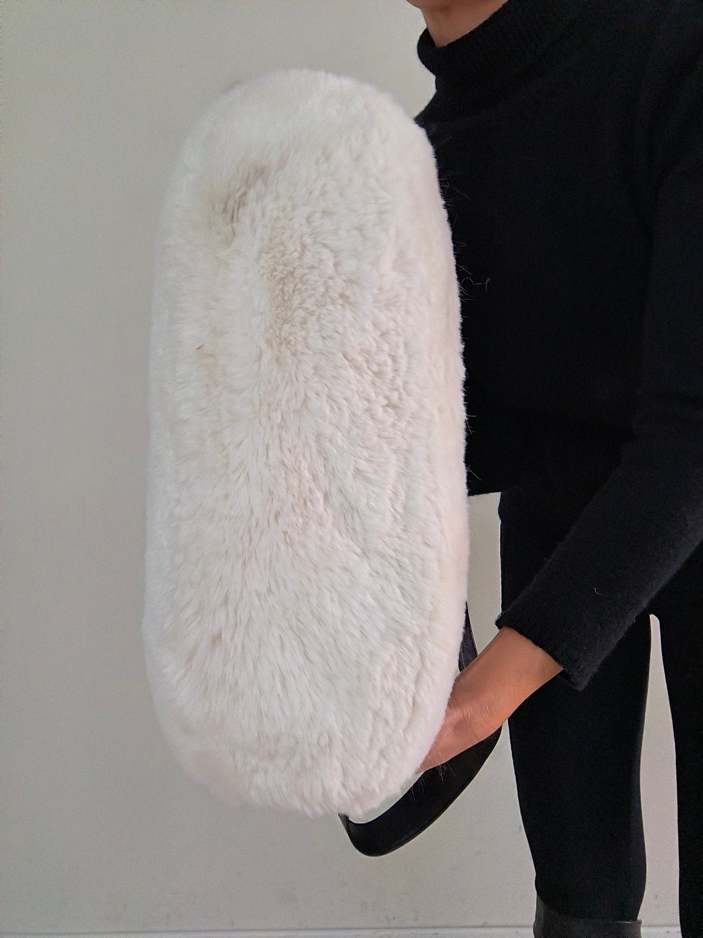O'bag in pelliccia bianca con manico intercambiabile dorato