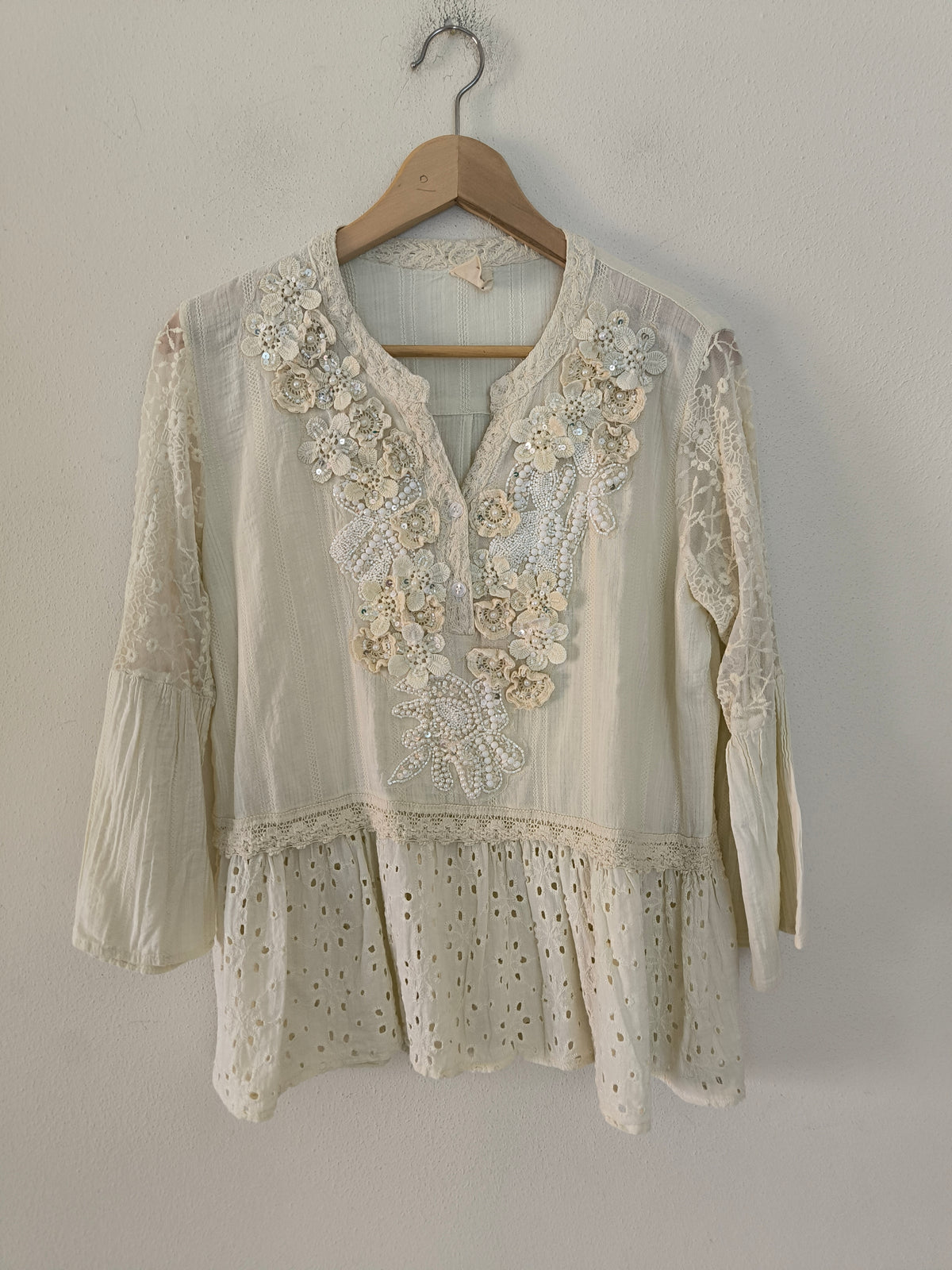 Camicia in cotone e applicazioni