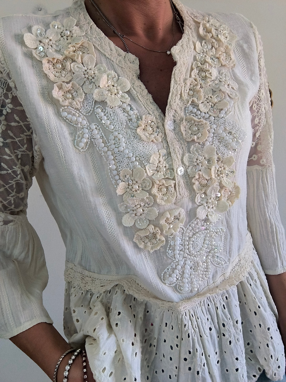 Camicia in cotone e applicazioni
