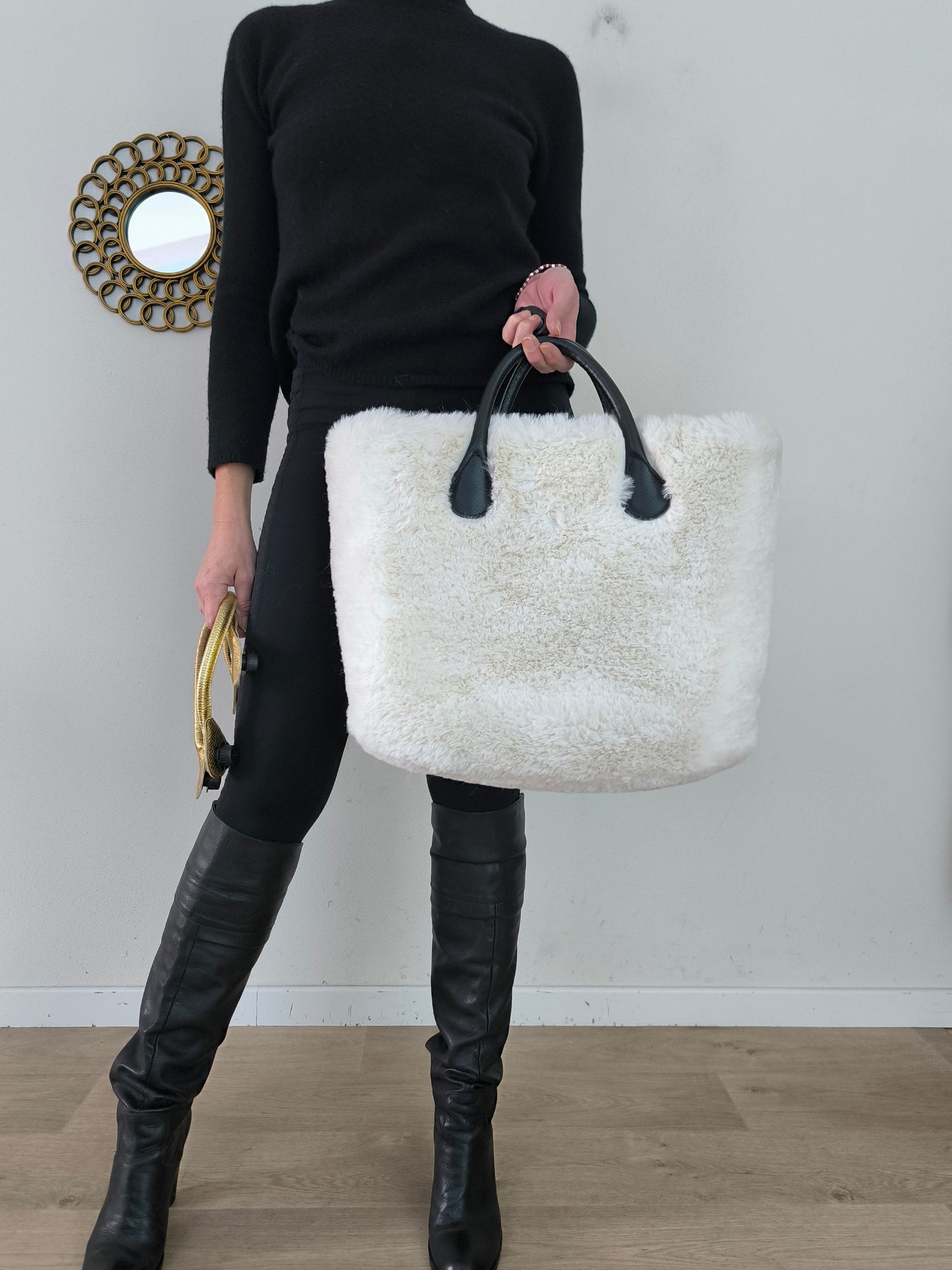 O'bag in pelliccia bianca con manico intercambiabile dorato