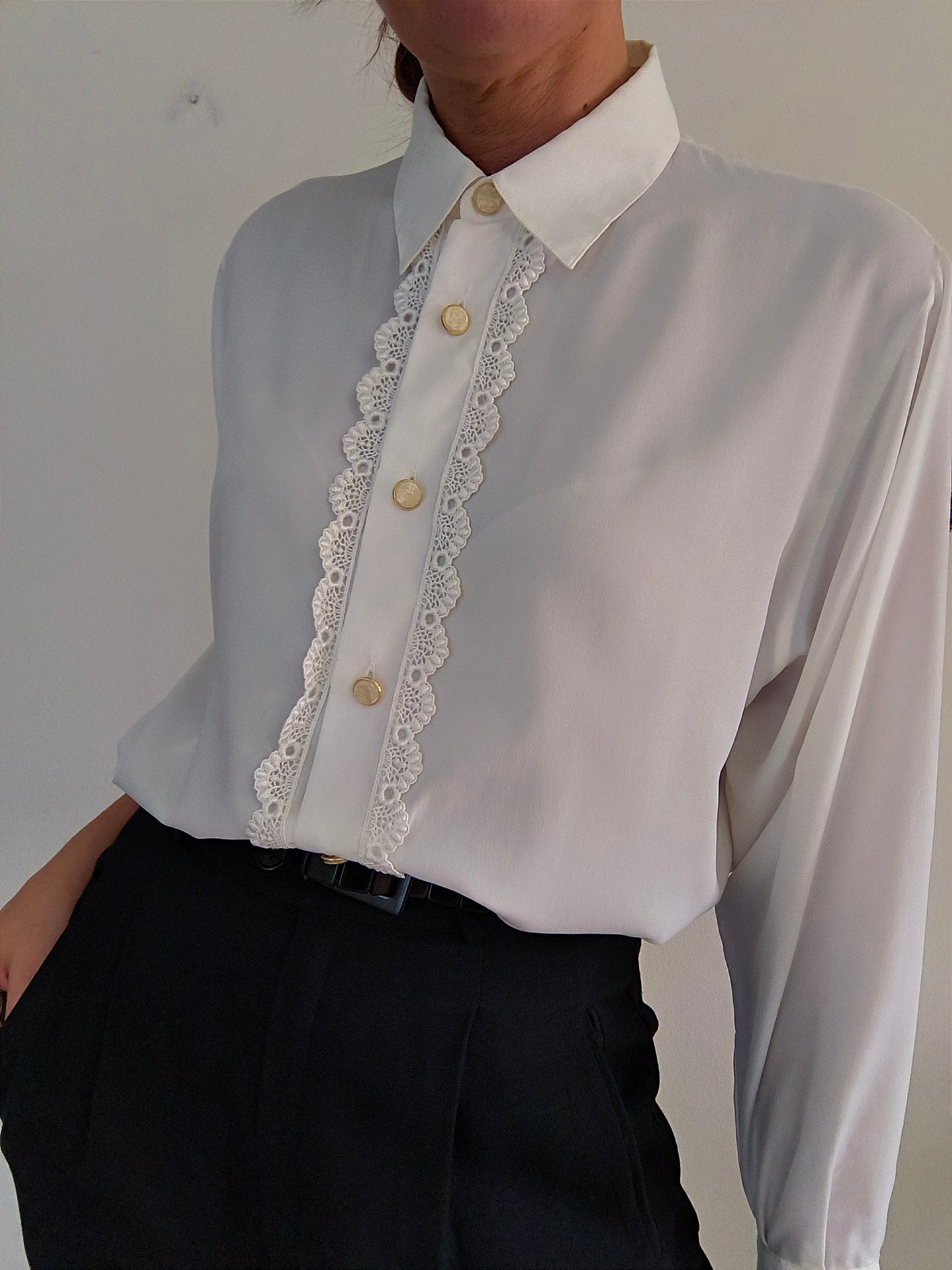 Camicia vintage bianca con pizzo centrale