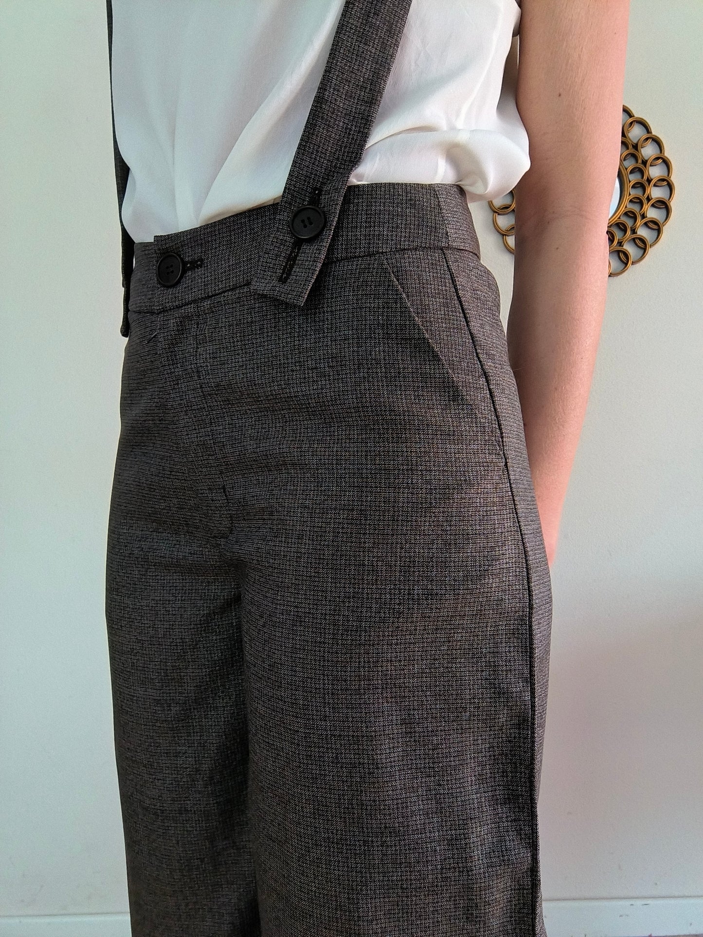 Pantalone Cropped con bretelle